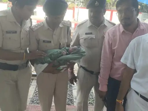 प्रसव के बाद बच्चा
