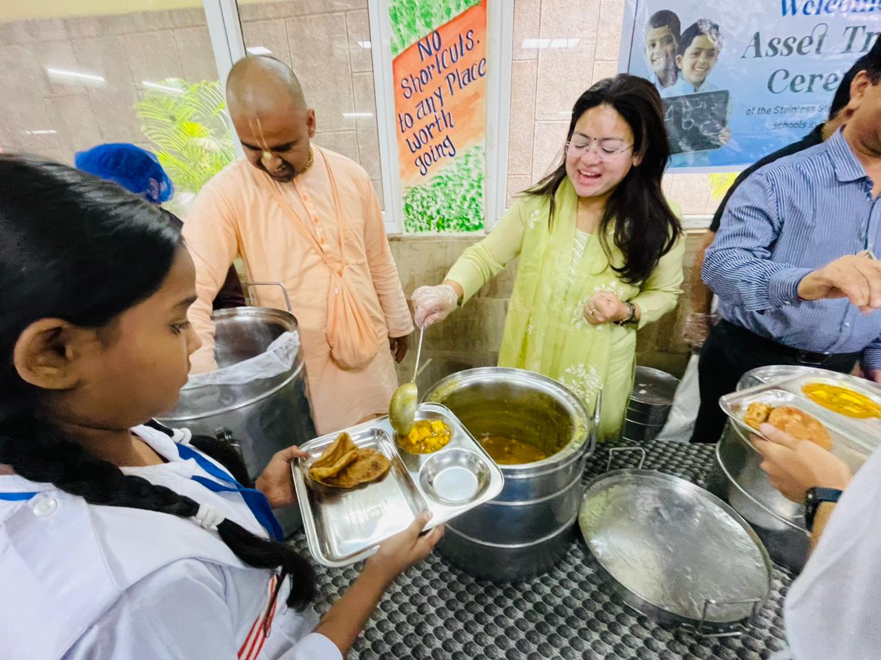अक्षय पात्र फाउंडेशन अटल बंगाली स्कूल में विद्यार्थियों को स्टेनलेस स्टील प्लेटों को देते हुए। अक्षय पात्र फाउंडेशन अटल बंगाली स्कूल में विद्यार्थियों को स्टेनलेस स्टील प्लेटों को देते हुए।