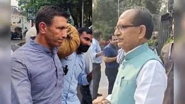 जीतू पटवारी कंधे पर अनाज की बोरी लेकर केन्द्रीय मंत्री शिवराज के बंगले पहुंचे जीतू पटवारी कंधे पर अनाज की बोरी लेकर केन्द्रीय मंत्री शिवराज के बंगले पहुंचे