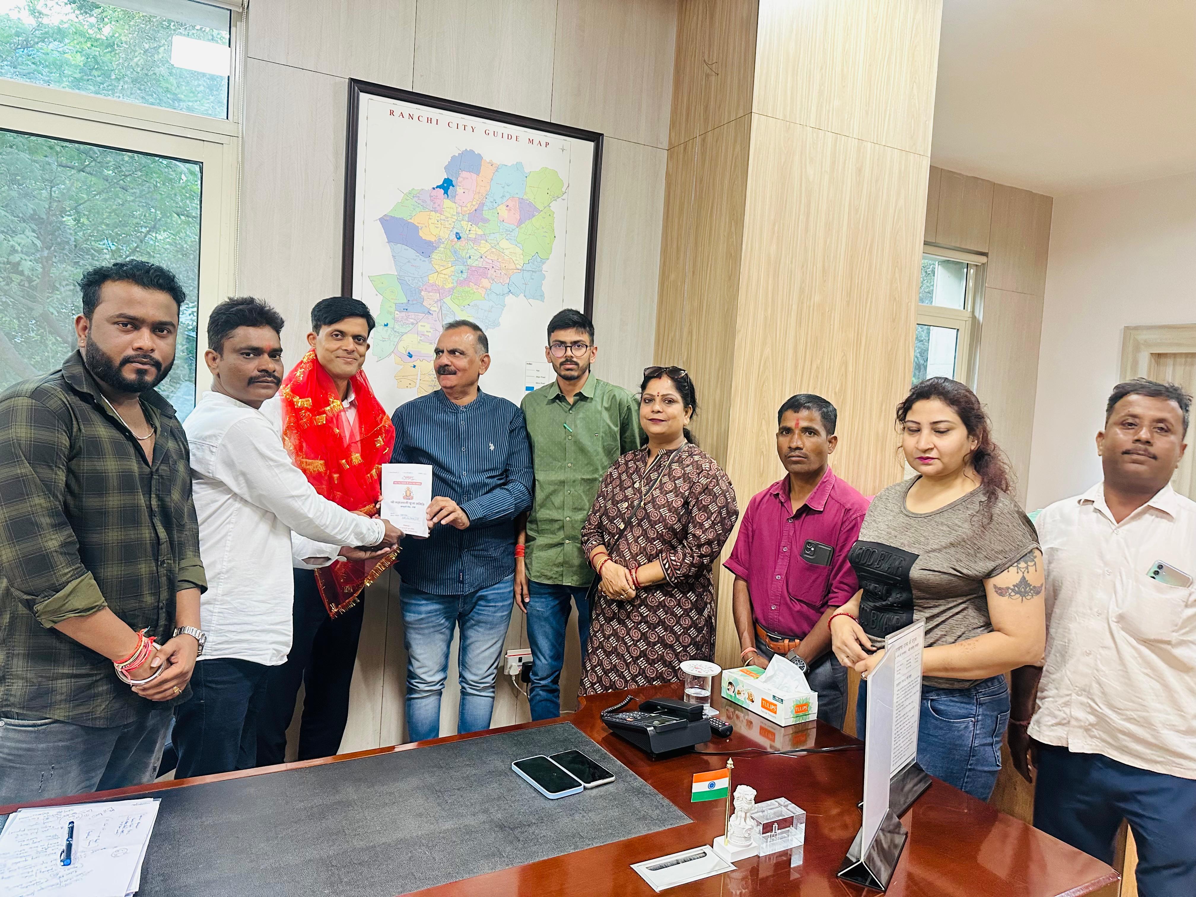 निगम प्रशासक से मुलाकात करते पूजा समिति के प्रतिनिधिमंडल सदस्य निगम प्रशासक से मुलाकात करते पूजा समिति के प्रतिनिधिमंडल सदस्य
