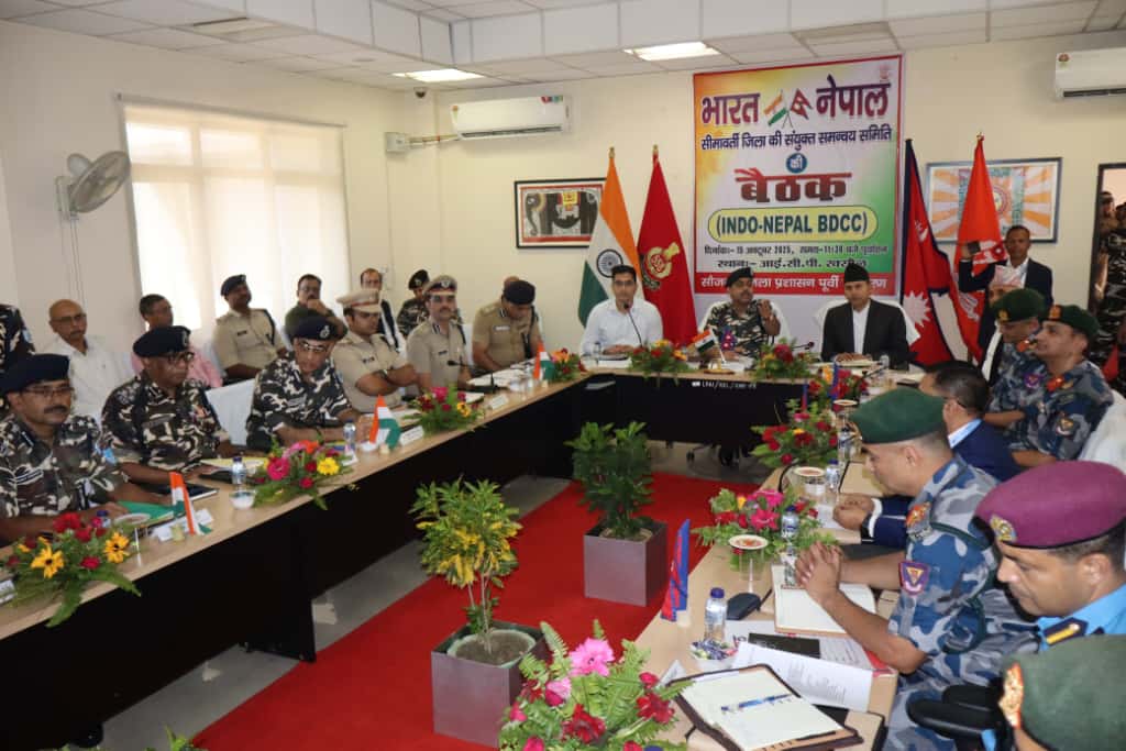 बैठक करते दोनो देश के अधिकारी बैठक करते दोनो देश के अधिकारी