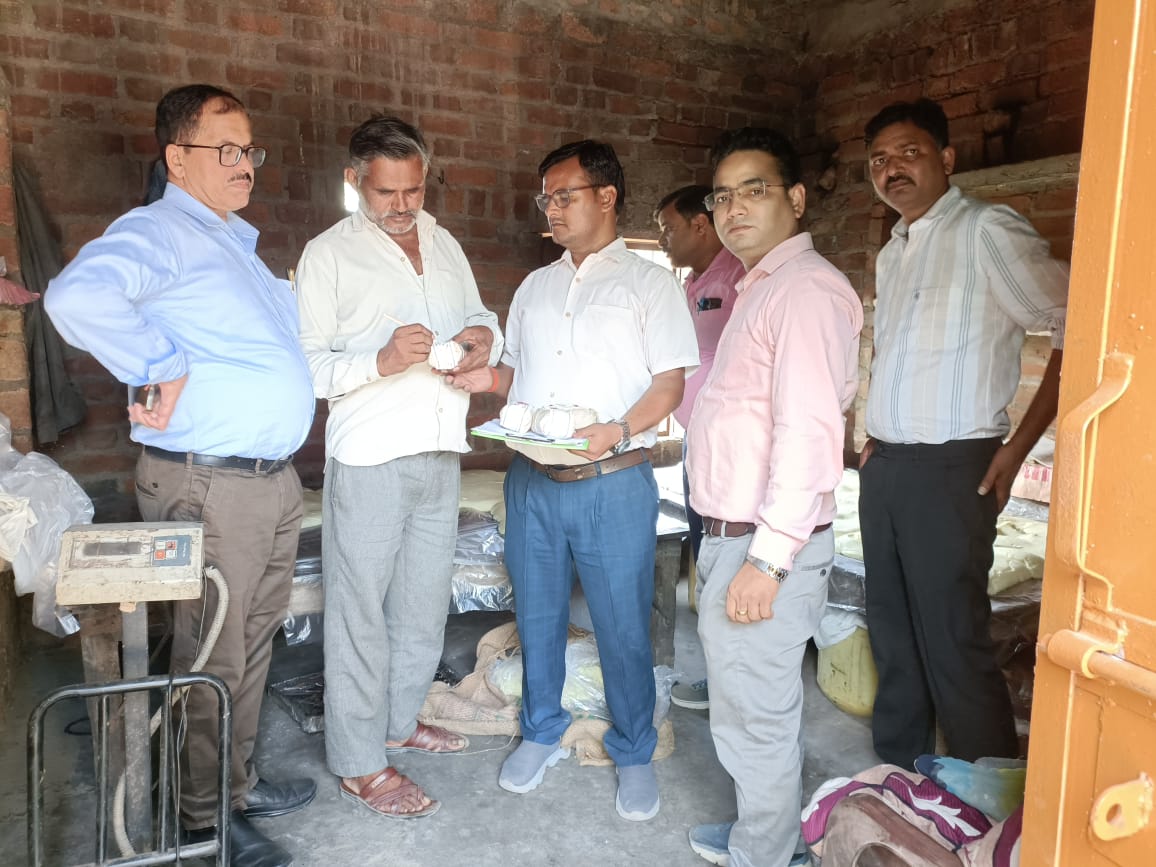 कार्यवाही करती खाद्य विभाग की टीम कार्यवाही करती खाद्य विभाग की टीम