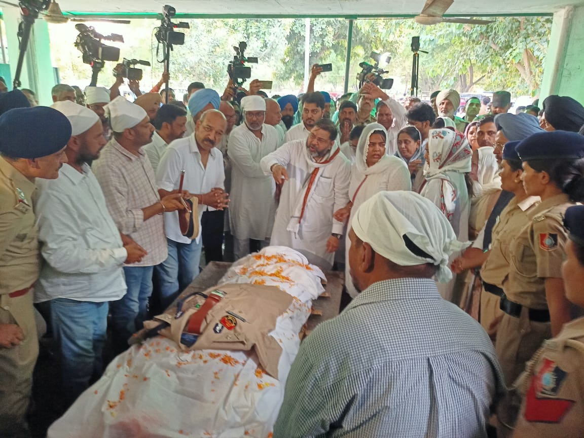 हरियाणा के पूर्व आईपीएस वाई पूरन कुमार काे श्रद्धांजलि भेंट करते परिजन हरियाणा के पूर्व आईपीएस वाई पूरन कुमार काे श्रद्धांजलि भेंट करते परिजन