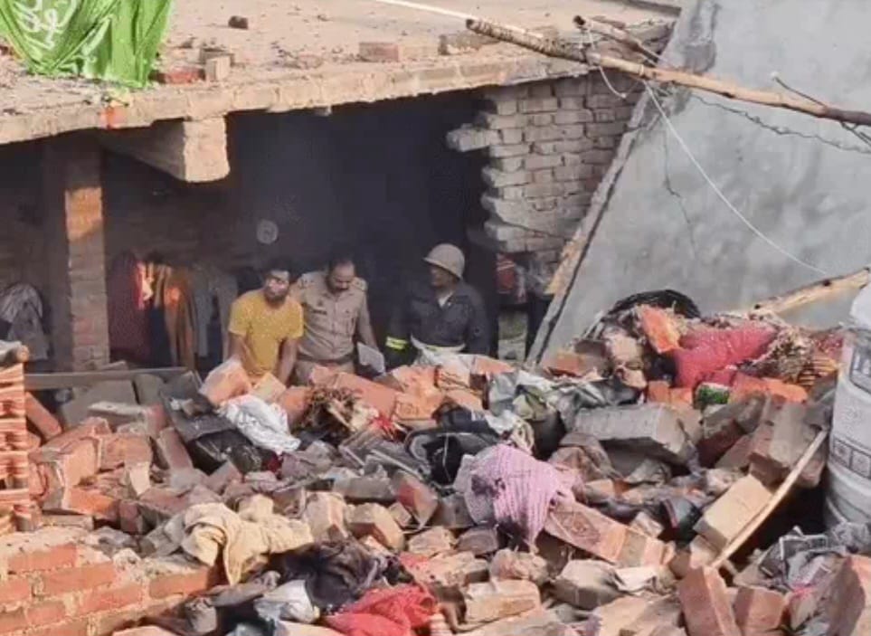 ब्लास्ट के बाद मलबा ब्लास्ट के बाद मलबा
