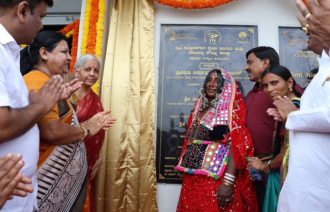 कोप्पल में किसान प्रशिक्षण एवं कृषि प्रसंस्करण केंद्र का उद्घाटन करते वित्‍त मंत्री