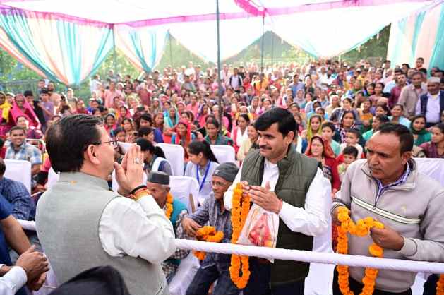 कार्यक्रम में सीएम का स्वागत करते लाेग। कार्यक्रम में सीएम का स्वागत करते लाेग।