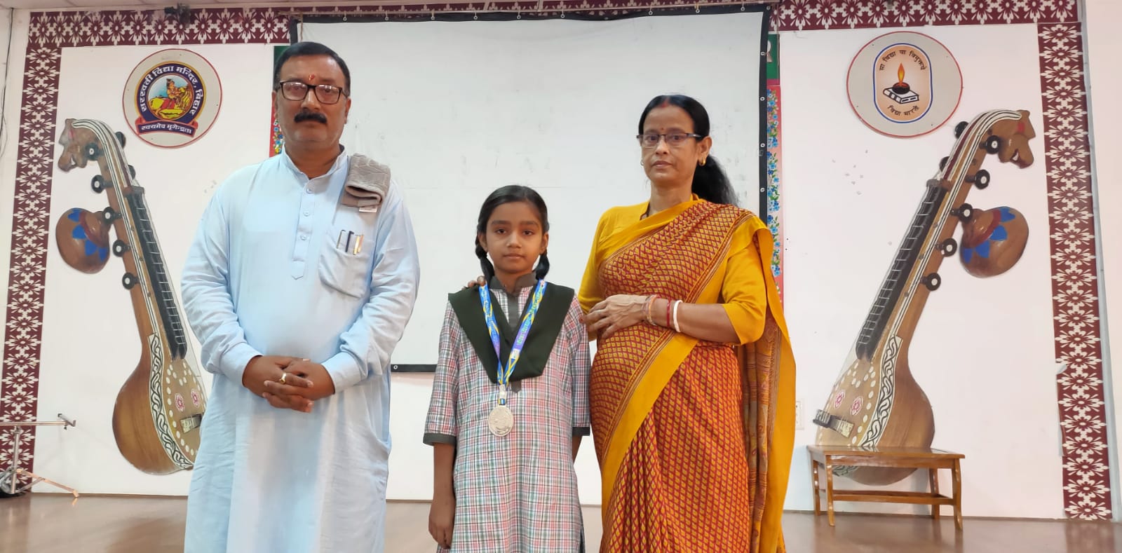 कनक को सम्मानित करते प्रधानाध्यापक कनक को सम्मानित करते प्रधानाध्यापक