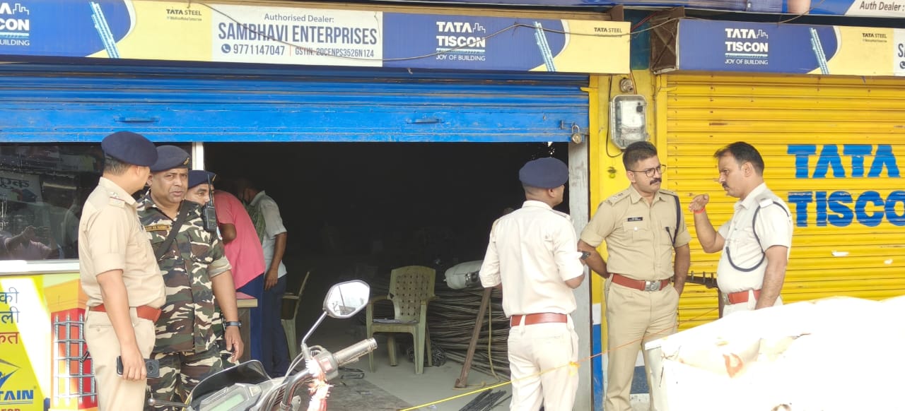 घटनास्थल पर पुलिस जांच पड़ताल करते घटनास्थल पर पुलिस जांच पड़ताल करते