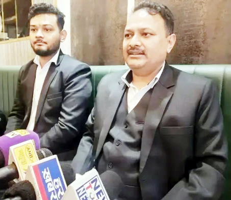 आईजी से मुलाकात के बाद पूरी बात रखते अधिवक्ता पंकज कुलौरा।