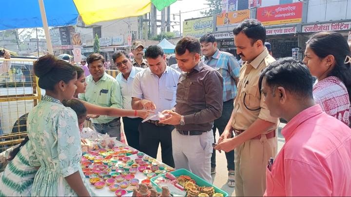 मंडलाः कलेक्टर एवं पुलिस अधीक्षक ने खरीदे मिट्टी और गोबर के दीये मंडलाः कलेक्टर एवं पुलिस अधीक्षक ने खरीदे मिट्टी और गोबर के दीये