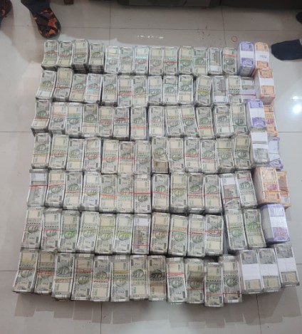 2.62 करोड़ रुपये बरामद 2.62 करोड़ रुपये बरामद