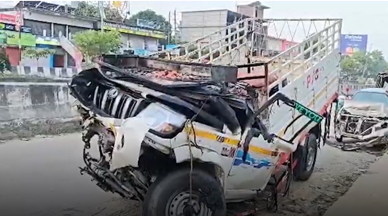असमः मोरीगांव जिलांतर्गत जागीरोड में हुए सड़क हादसे में क्षतिग्रस्त पिकपअप ट्रक का दृश्य असमः मोरीगांव जिलांतर्गत जागीरोड में हुए सड़क हादसे में क्षतिग्रस्त पिकपअप ट्रक का दृश्य