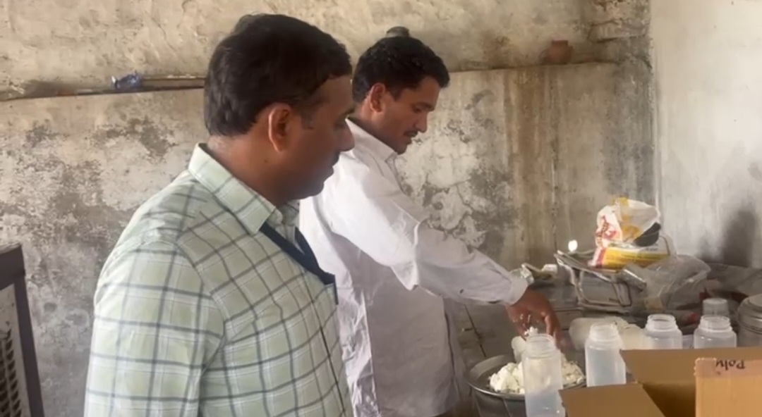 खाद्य सुरक्षा टीम ने करवाया सौ किलो मिलावटी पनीर नष्ट खाद्य सुरक्षा टीम ने करवाया सौ किलो मिलावटी पनीर नष्ट