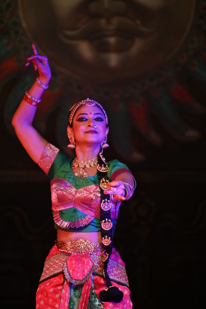 विरासत महोत्सव देहरादून में कुचिपुड़ी नृत्यांगना प्रस्तुति देती। विरासत महोत्सव देहरादून में कुचिपुड़ी नृत्यांगना प्रस्तुति देती।