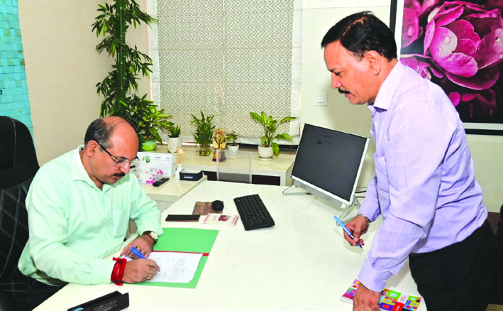 पदभार ग्रहण करते हुए पदभार ग्रहण करते हुए