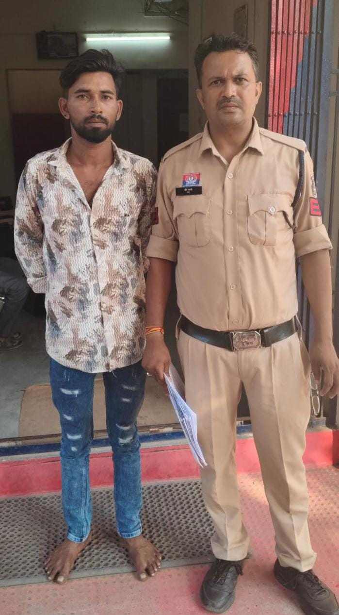 पुलिस गिरफ्त में आरोपित। पुलिस गिरफ्त में आरोपित।