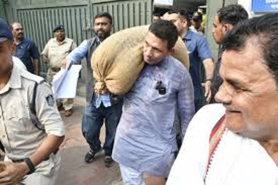 जीतू पटवारी कंधे पर अनाज की बोरी लेकर केन्द्रीय मंत्री शिवराज के बंगले पहुंचे जीतू पटवारी कंधे पर अनाज की बोरी लेकर केन्द्रीय मंत्री शिवराज के बंगले पहुंचे