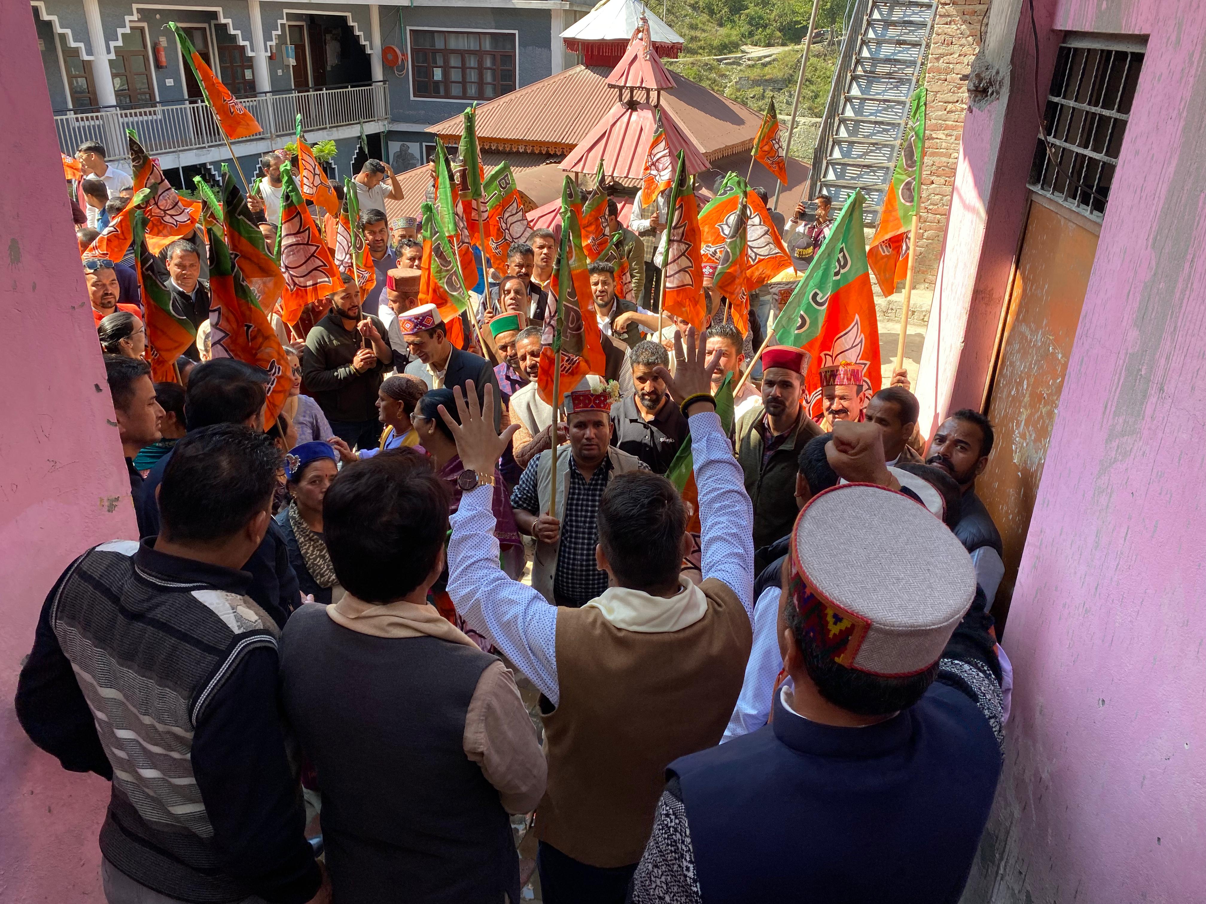 भाजपा प्रदेश सरकार के विरुद्ध प्रदर्शन करते हुए भाजपा प्रदेश सरकार के विरुद्ध प्रदर्शन करते हुए