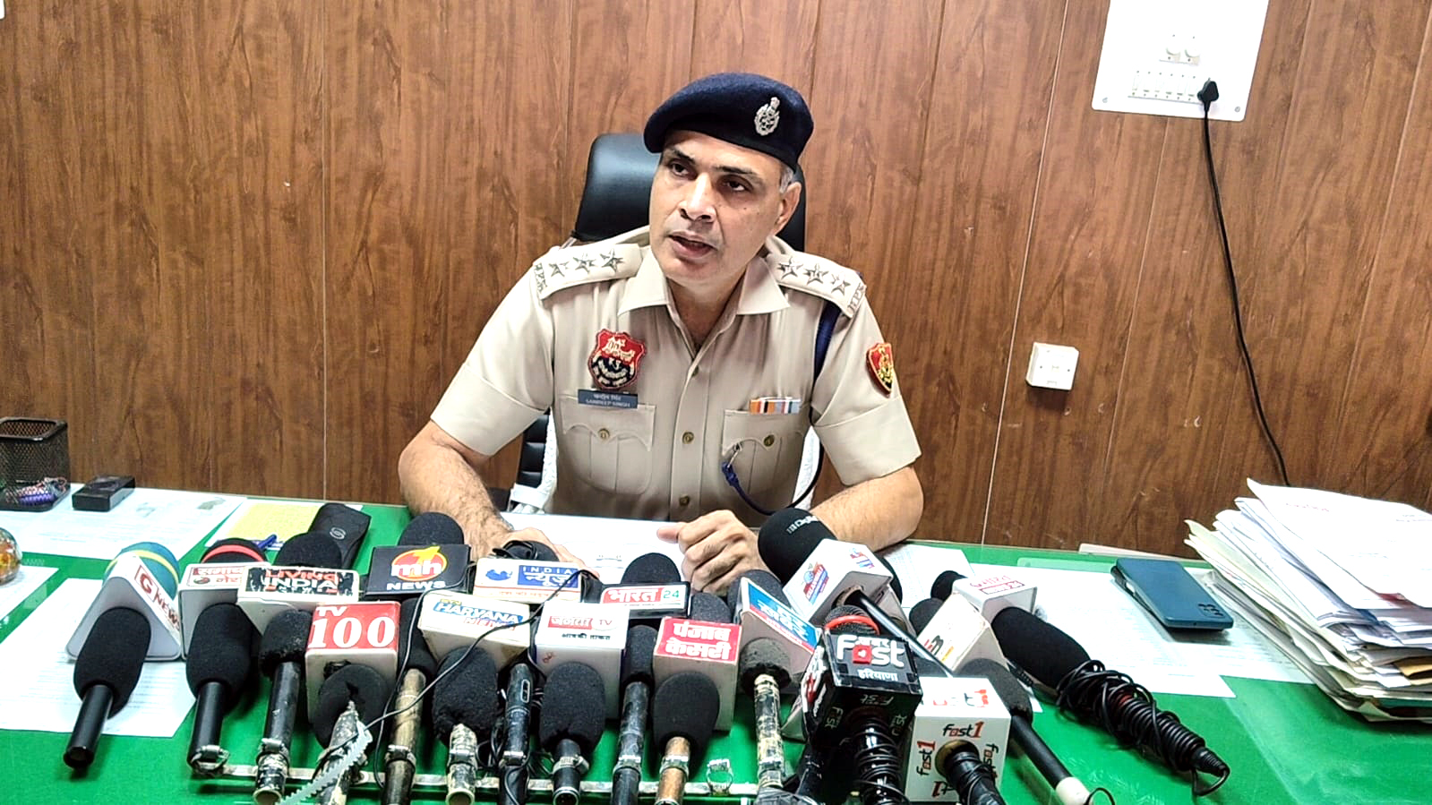 पत्रकारों को जानकारी देते डीएसपी संदीप धनखड़। पत्रकारों को जानकारी देते डीएसपी संदीप धनखड़।