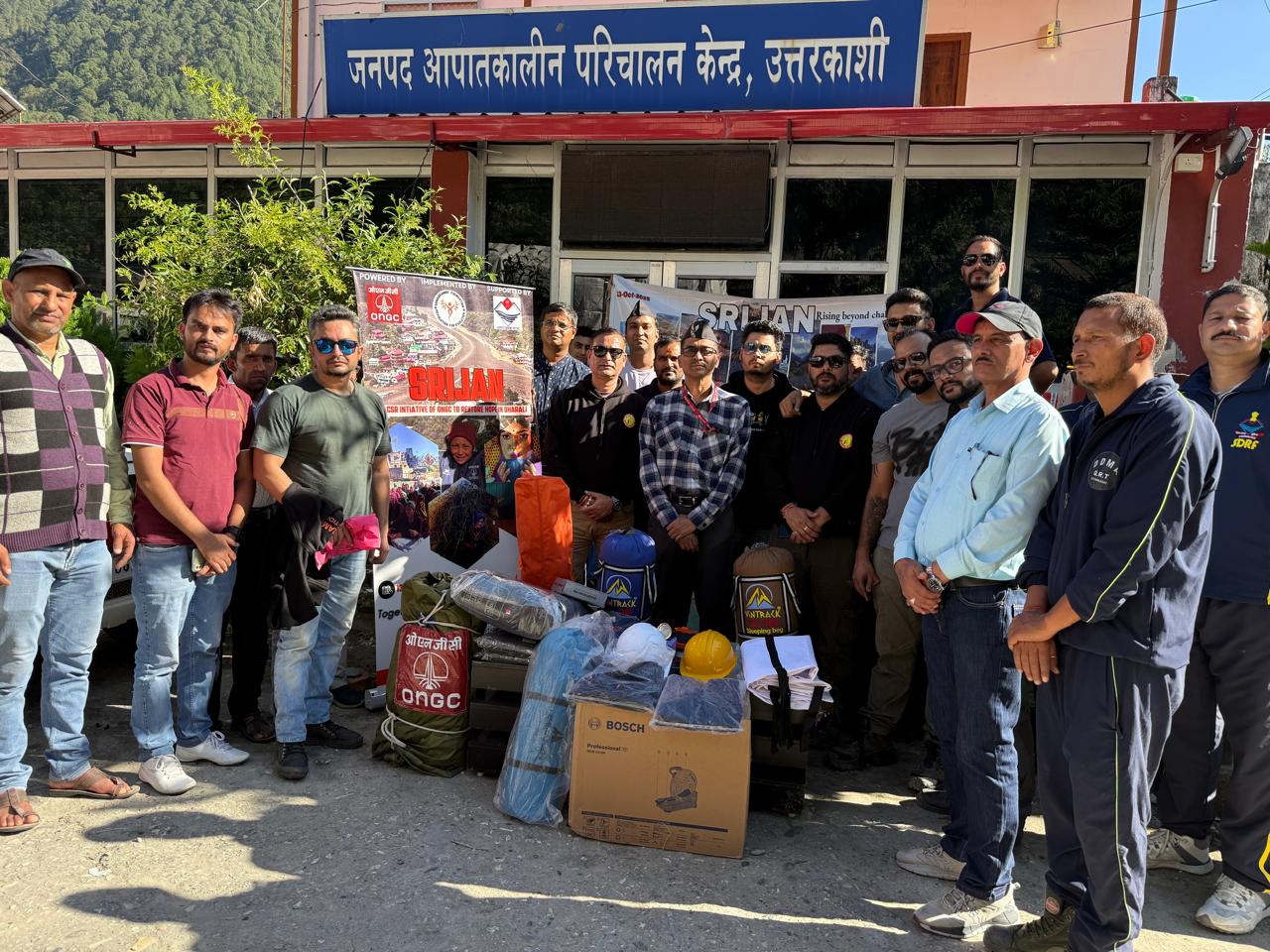 ओएनजीसी धराली हर्षिल वैली में आपदा प्रभावितों की  मदद क करते हुए