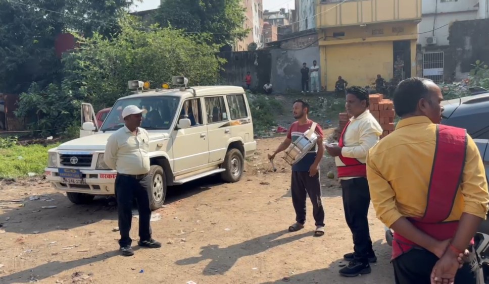 घोषणा करते कर्मचारी घोषणा करते कर्मचारी