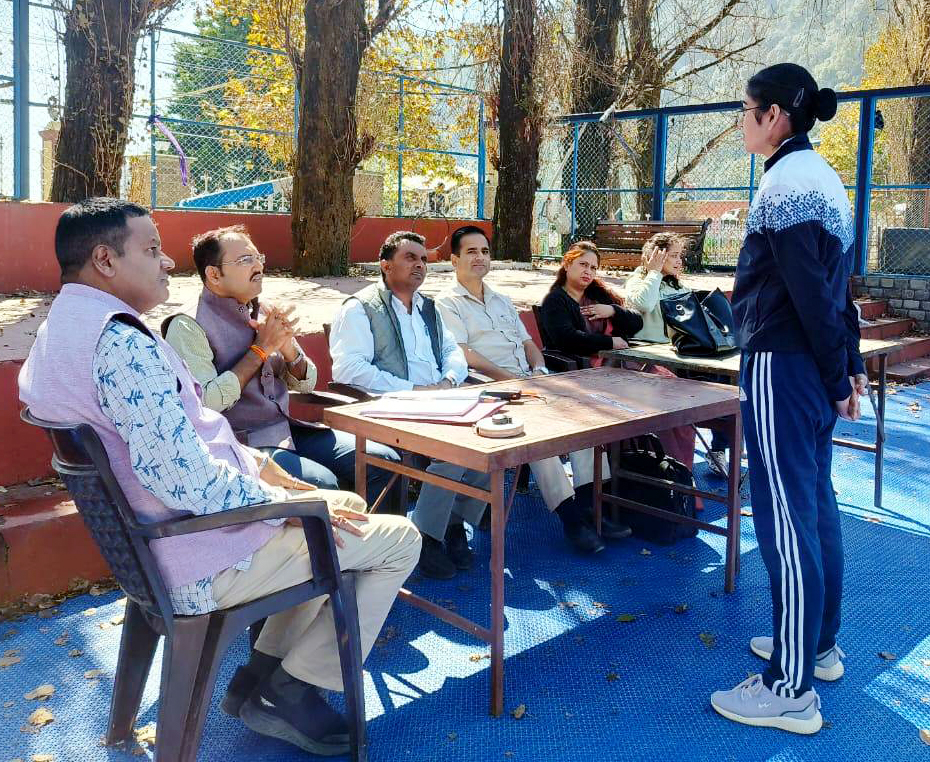 चयन प्रक्रिया में साक्षात्कार देतीं एक प्रतिभागी। चयन प्रक्रिया में साक्षात्कार देतीं एक प्रतिभागी।