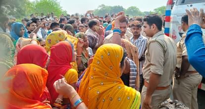 ग्रामीणों को समझतीपुलिस ग्रामीणों को समझतीपुलिस
