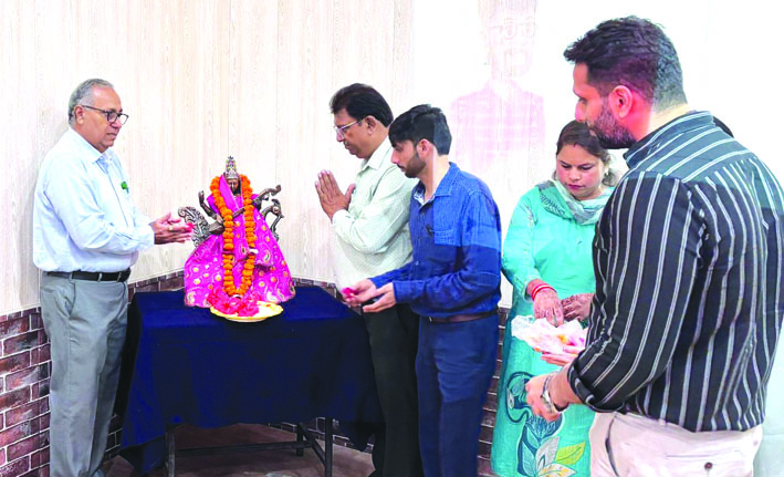 सेमीनार का शुभारम्भ करते हुए सेमीनार का शुभारम्भ करते हुए