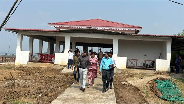 सहस्त्रधारा पहुँचे कलेक्टर, पर्यटन विकास कार्यों का लिया जायजा