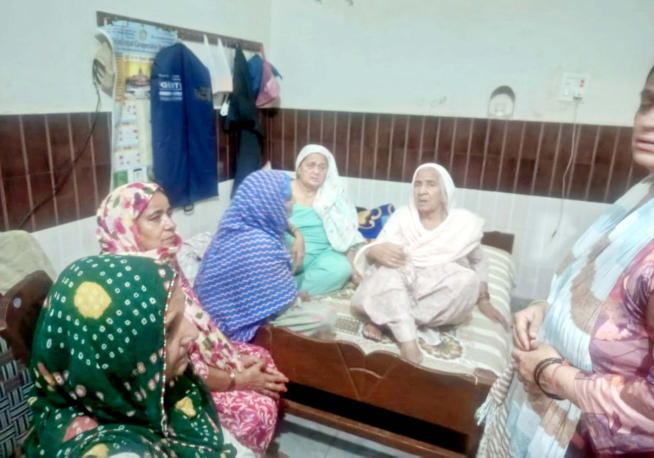 घर पर पहुंची संदीप की मां इंद्रावती। घर पर पहुंची संदीप की मां इंद्रावती।