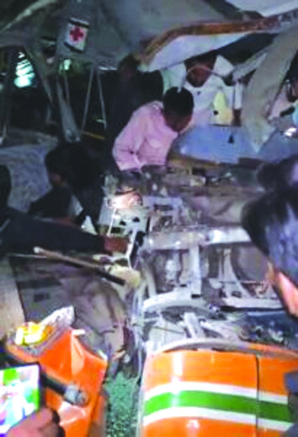 बस में फंसे डईवर को निकालते हुए बस में फंसे डईवर को निकालते हुए