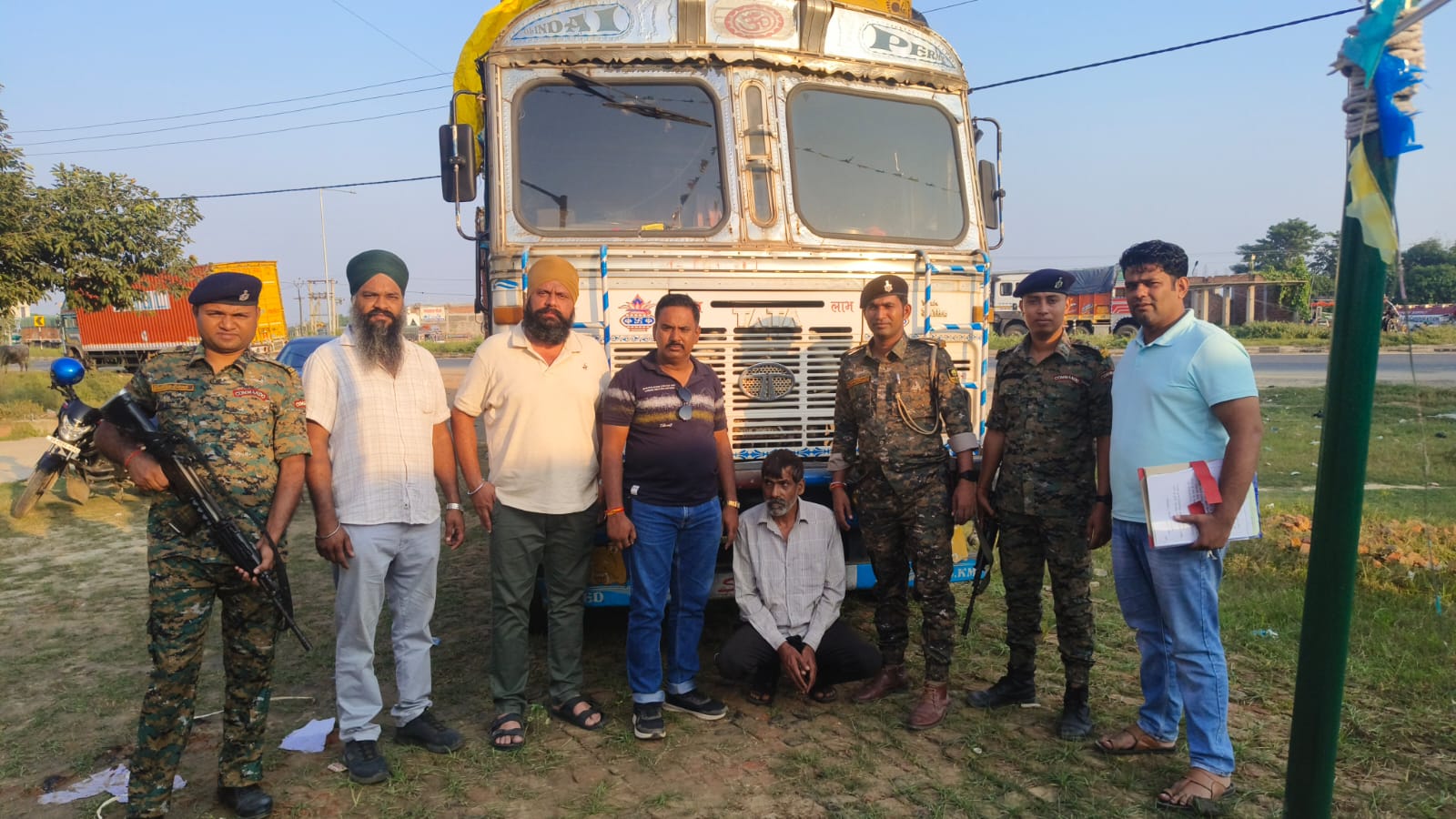 फर्जी नंबर प्लेट लगे पकड़े गये ट्रक के साथ पुलिस टीम फर्जी नंबर प्लेट लगे पकड़े गये ट्रक के साथ पुलिस टीम