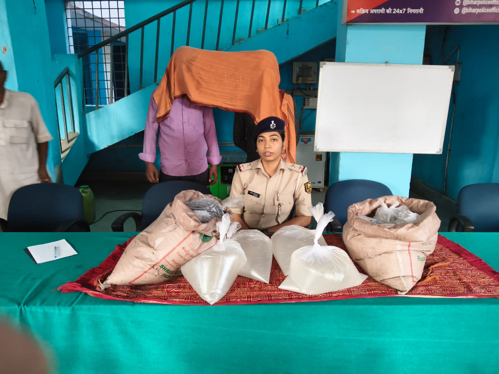 65 लीटर देसी शराब के साथ दो तस्कर गिरफ्तार 65 लीटर देसी शराब के साथ दो तस्कर गिरफ्तार