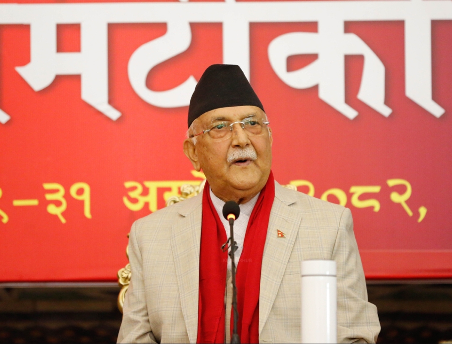 केंद्रीय समिति की बैठक को संबोधित करते हुए ओली केंद्रीय समिति की बैठक को संबोधित करते हुए ओली
