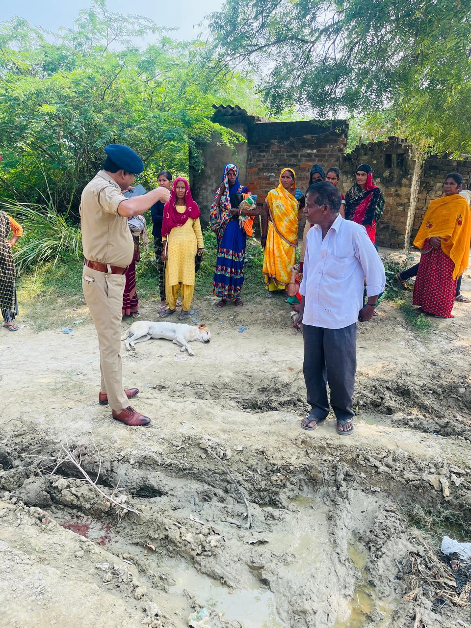 घटनास्थल पहुंचकर जानकारी लेते पुलिस उपायुक्त पश्चिम कपिल देव सिंह का छायाचित्र घटनास्थल पहुंचकर जानकारी लेते पुलिस उपायुक्त पश्चिम कपिल देव सिंह का छायाचित्र