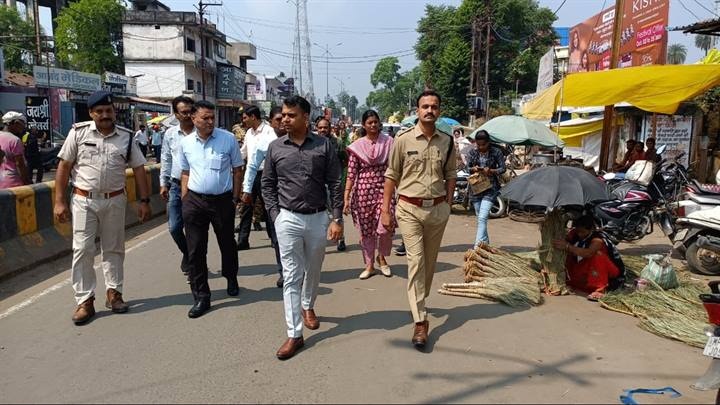 मंडलाः दिवाली त्यौहार के मद्देनजर कलेक्टर और एसपी ने किया शहर का भ्रमण