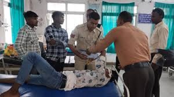 बाइक और माल वाहक में आमने-सामने की भिड़ंत बाइक और माल वाहक में आमने-सामने की भिड़ंत