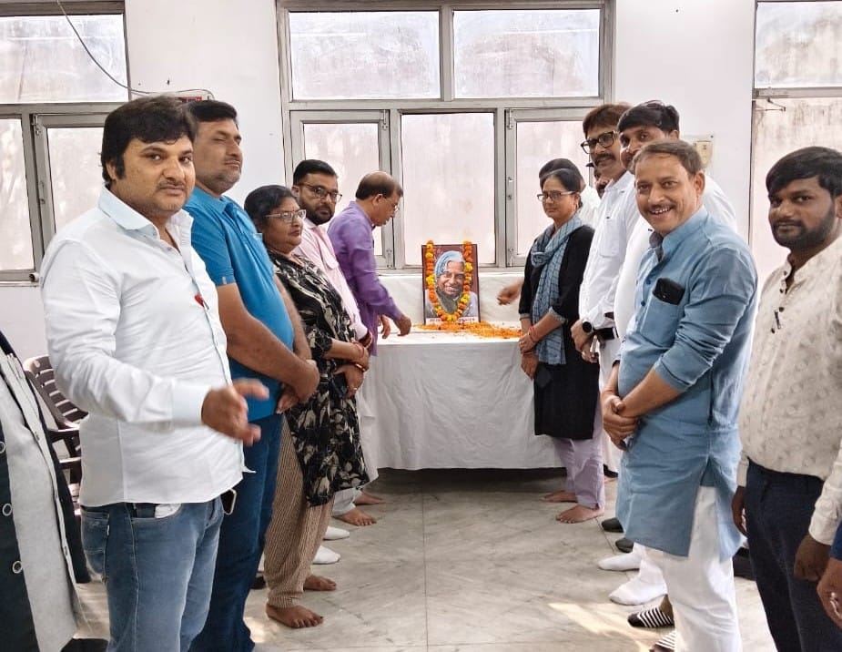 रालोद पदाधिकारीगण डॉ. ए.पी.जे.अब्दुल कलाम की जयंती मनाते हुए। रालोद पदाधिकारीगण डॉ. ए.पी.जे.अब्दुल कलाम की जयंती मनाते हुए।