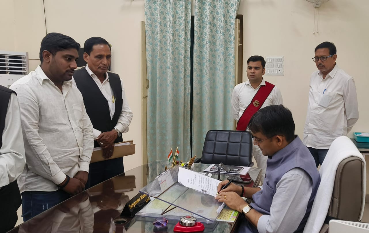 जिलाधिकारी जनता दर्शन मे जिलाधिकारी जनता दर्शन मे