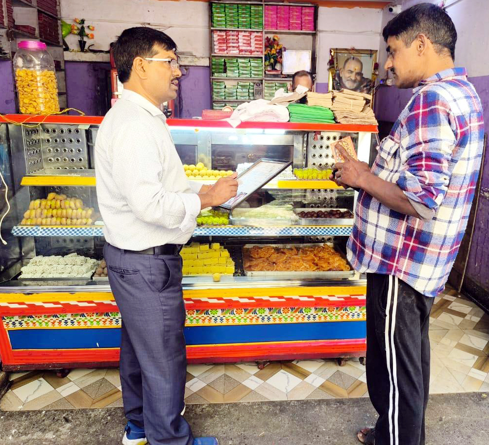 मिठाई की दुकान की जांच करते खाद्य सुरक्षा विभाग के अधिकारी। मिठाई की दुकान की जांच करते खाद्य सुरक्षा विभाग के अधिकारी।