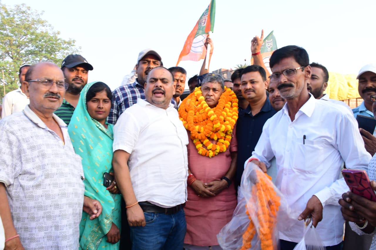 Workers welcoming Vijay Khemka Workers welcoming Vijay Khemka