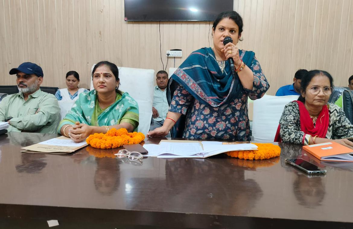 जमालपुर क्षेत्र पंचायत कि बैठक मे जानकारी देती बीडीओ रक्षिता सिंह