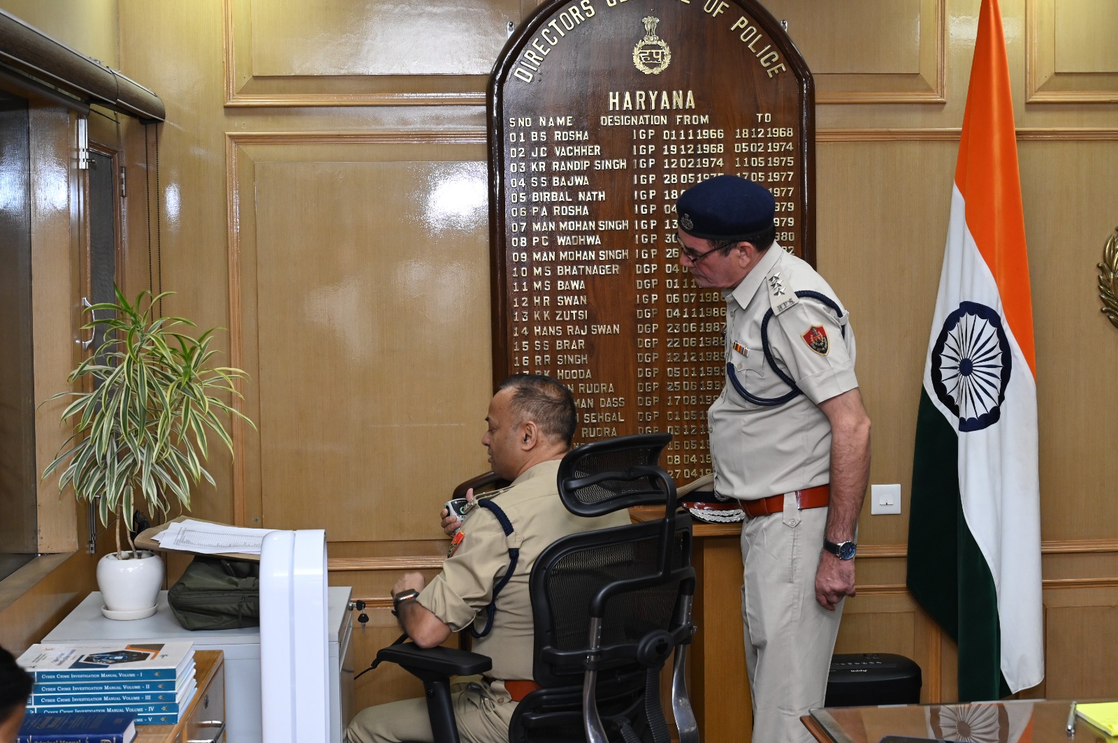 हरियाणा पुलिस महानिदेशक ओपी सिंह वायरलैस पर पुलिस अधिकारियाें काे संबाेधित करते हुए हरियाणा पुलिस महानिदेशक ओपी सिंह वायरलैस पर पुलिस अधिकारियाें काे संबाेधित करते हुए