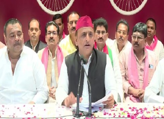 अखिलेश यादव पत्रकाराें काे संबाेधित करते हुए। अखिलेश यादव पत्रकाराें काे संबाेधित करते हुए।