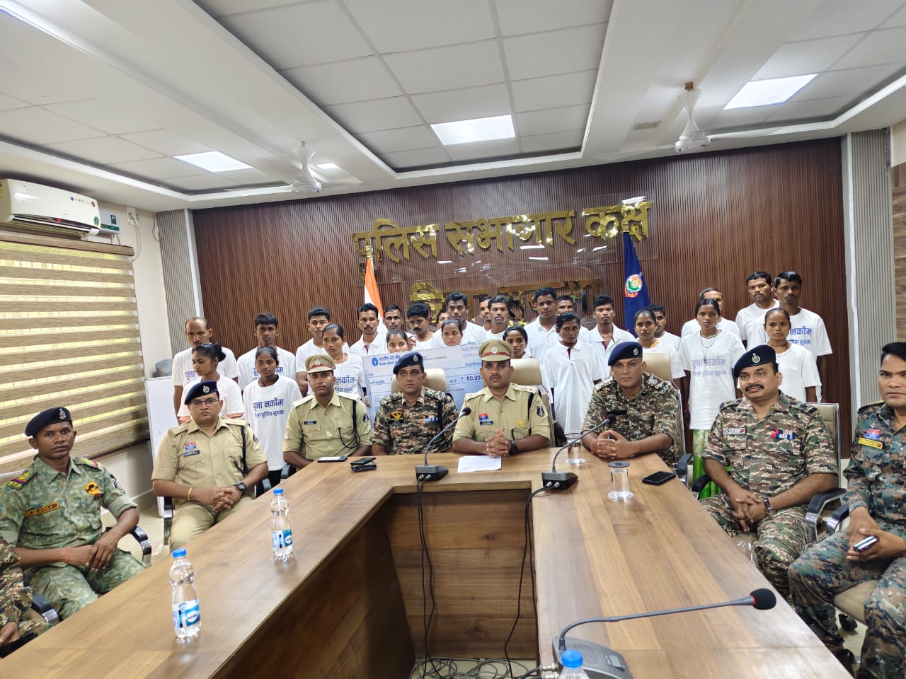 सुकमा में 27 नक्सलियों ने किया आत्म समर्पण सुकमा में 27 नक्सलियों ने किया आत्म समर्पण