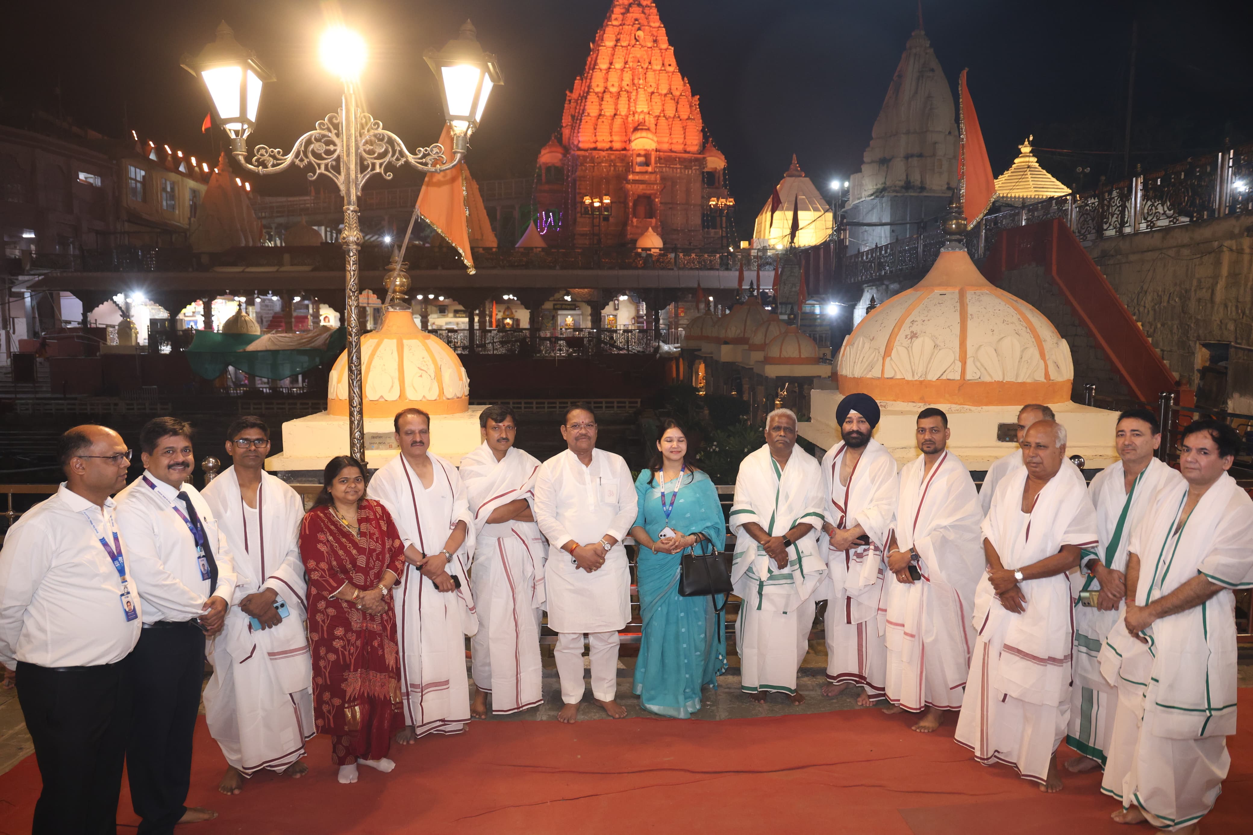 संसदीय राजभाषा समिति एवं प्रशासनिक सदस्यों ने किए भगवान महाकालेश्वर के भस्म आरती दर्शन संसदीय राजभाषा समिति एवं प्रशासनिक सदस्यों ने किए भगवान महाकालेश्वर के भस्म आरती दर्शन