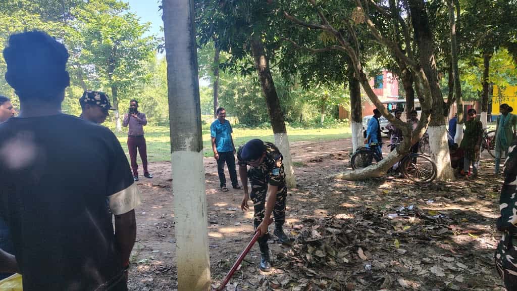 Araria Photo: Cleanliness campaign of SSB Araria Photo: Cleanliness campaign of SSB