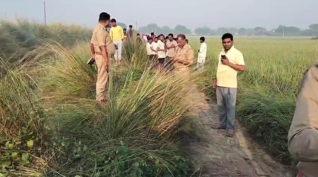 प्रयागराज: नहर में किशोर का शव मिलने के बाद घटनास्थल पर लगी भीड़ का छाया चित्र प्रयागराज: नहर में किशोर का शव मिलने के बाद घटनास्थल पर लगी भीड़ का छाया चित्र
