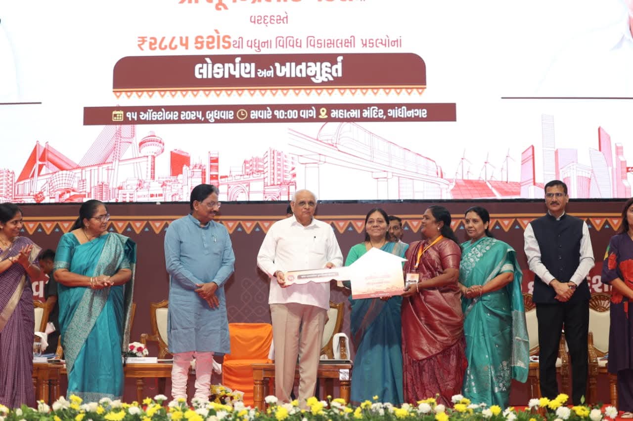 मुख्यमंत्री विकास कार्यों की भेंट देते हुए