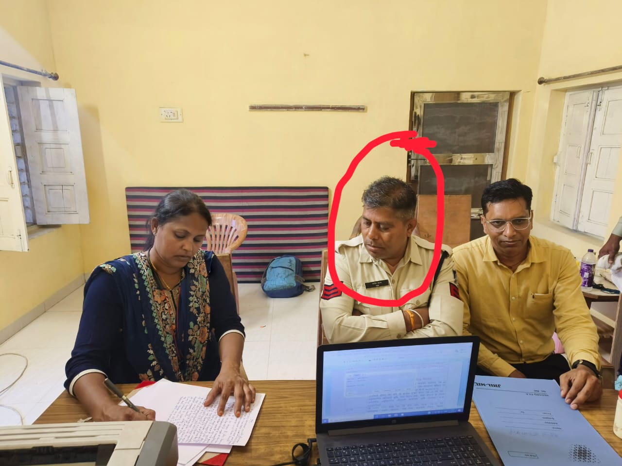 जबलपुर लोकायुक्त टीम ने 75 हजार रुपए की रिश्वत लेते रंगे हाथ दबोचा जबलपुर लोकायुक्त टीम ने 75 हजार रुपए की रिश्वत लेते रंगे हाथ दबोचा